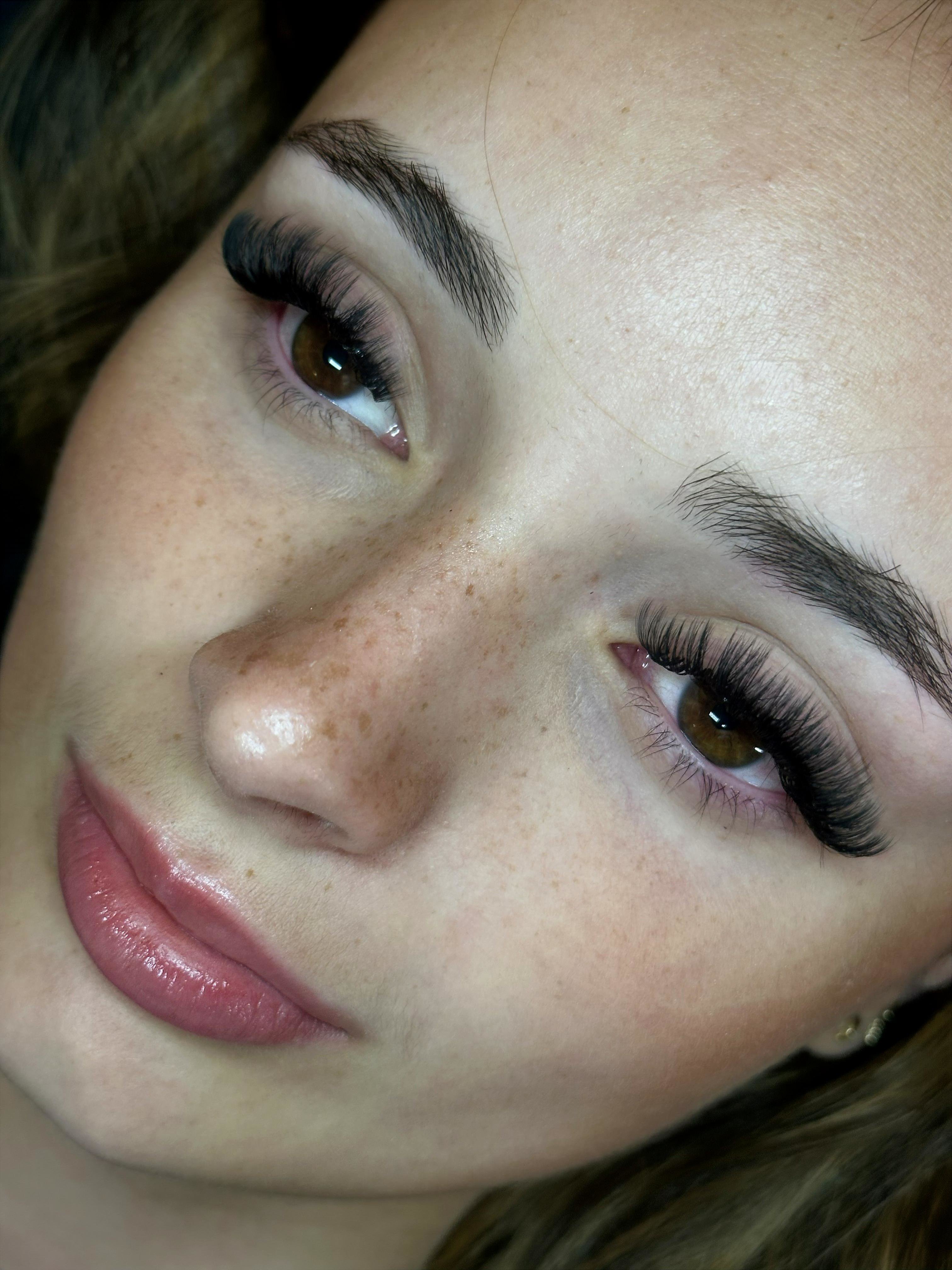 Hybrid glam lash extension set with textured fullness