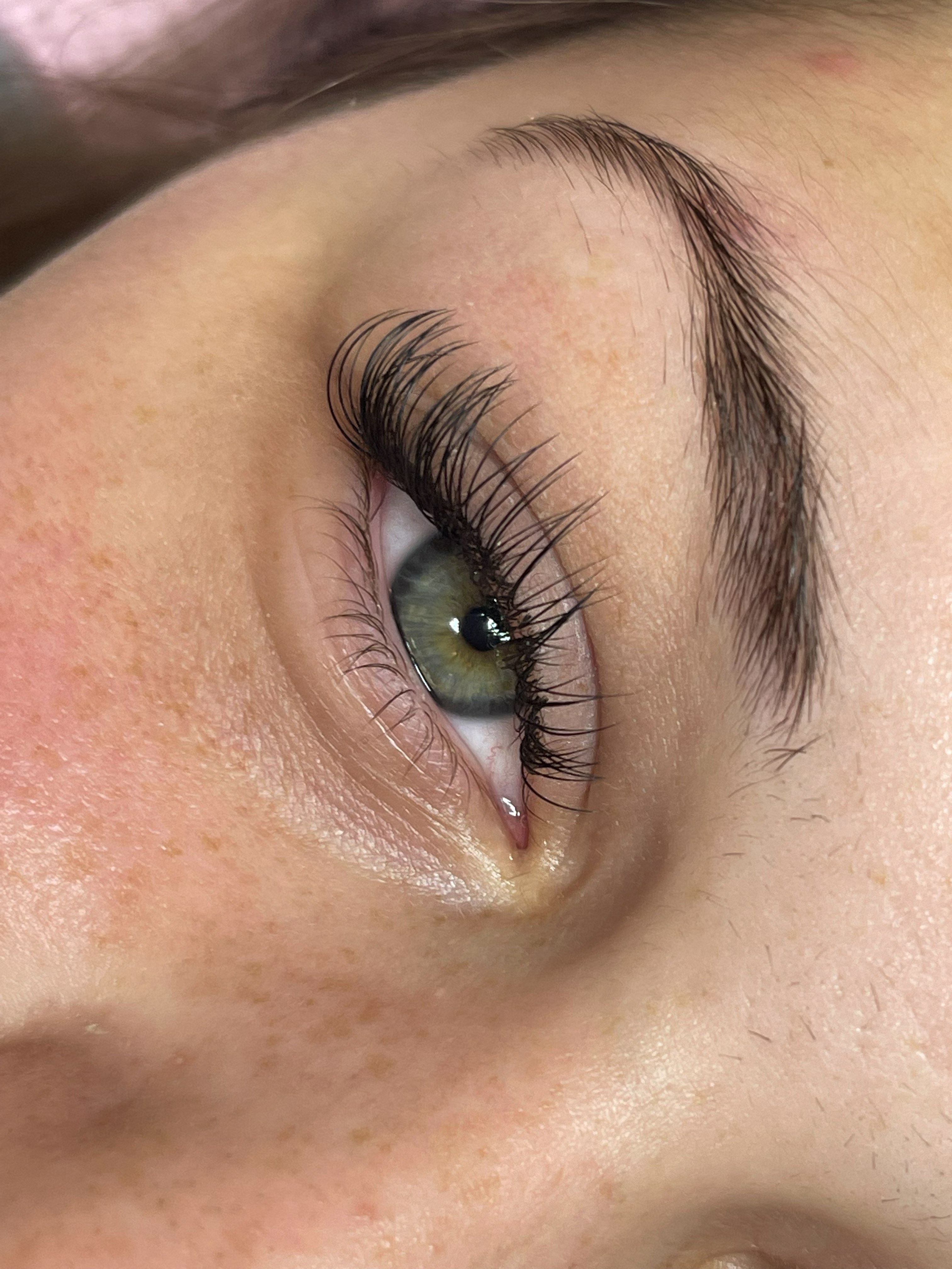 Textured wispy lash extension set with soft dimension