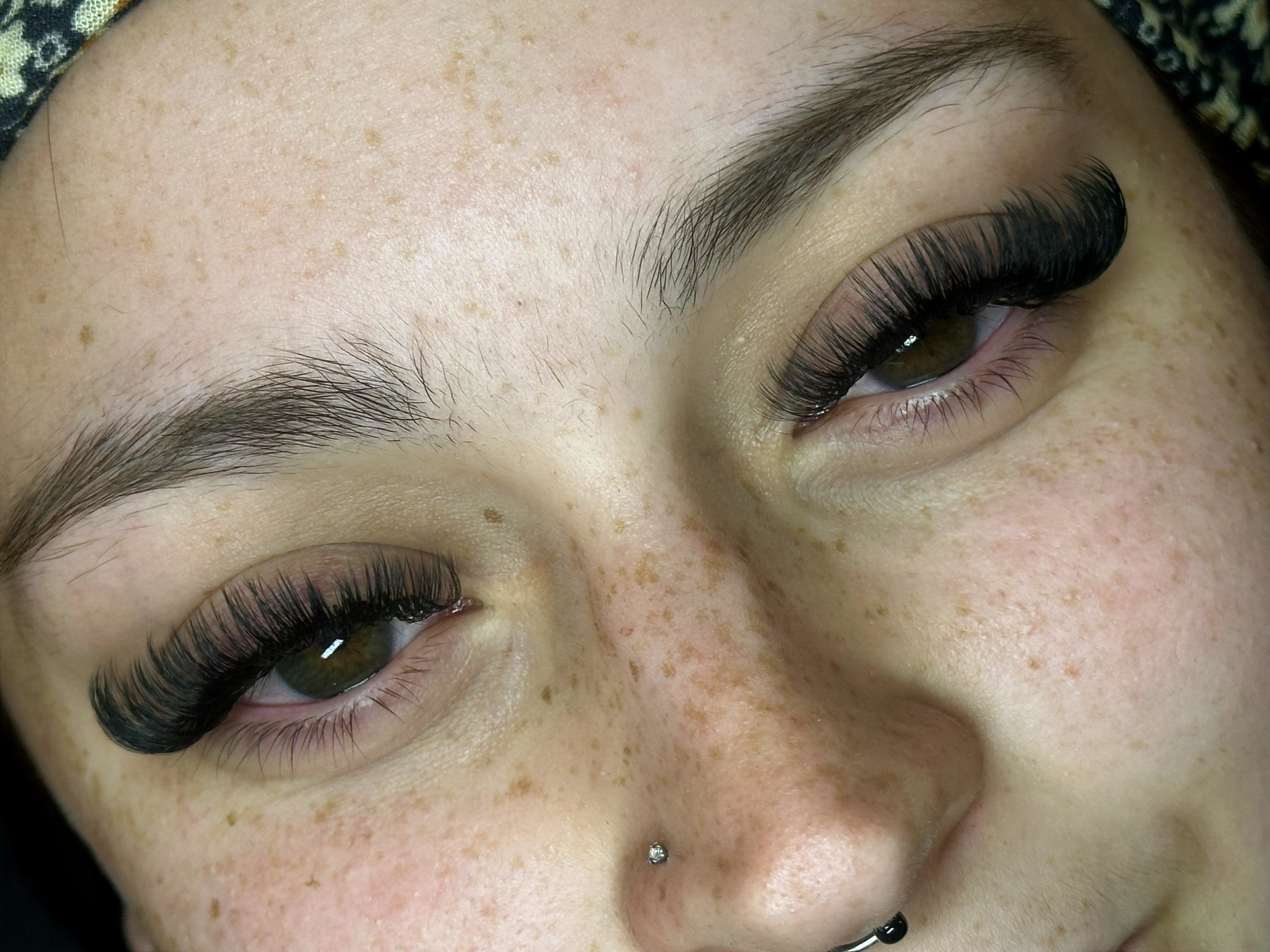 Full volume lash extension set with soft lifted curl
