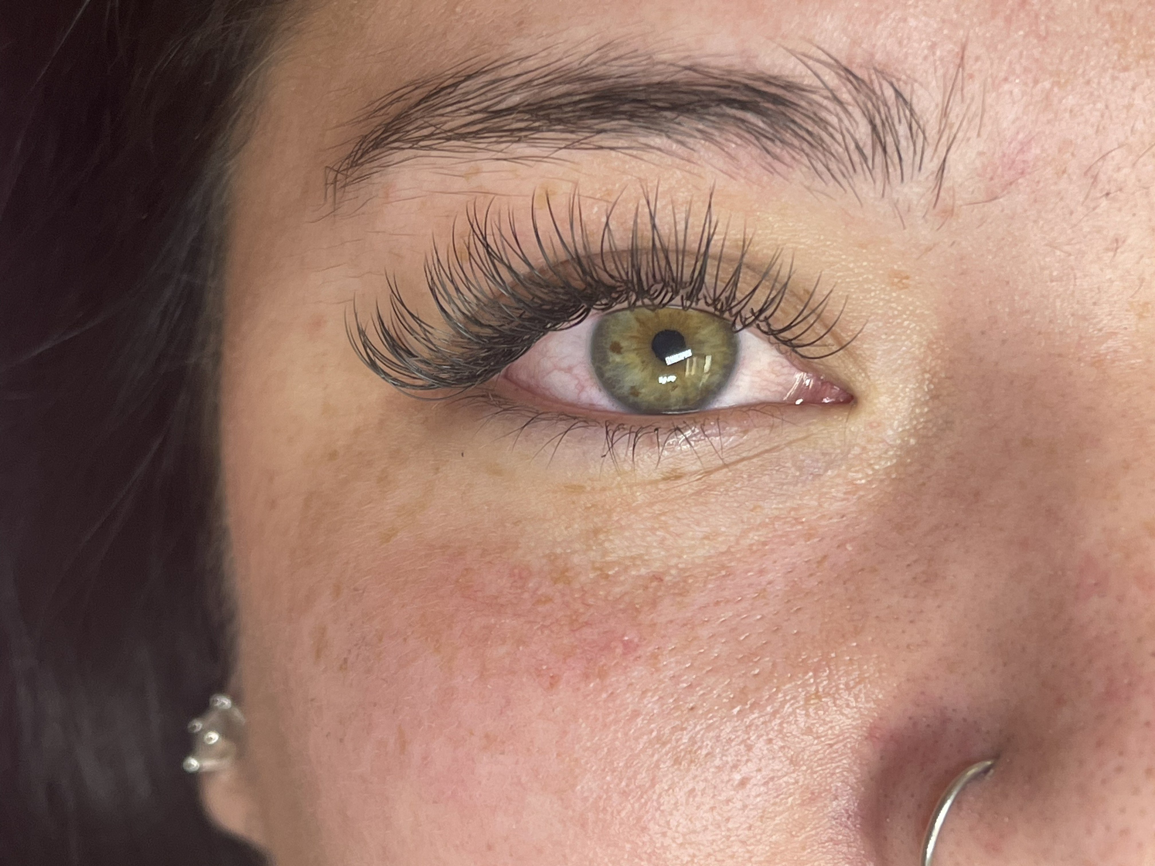 Wispy natural lash extension set with airy spikes